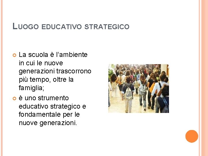 LUOGO EDUCATIVO STRATEGICO La scuola è l’ambiente in cui le nuove generazioni trascorrono più