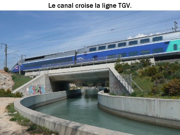 Le canal croise la ligne TGV. 