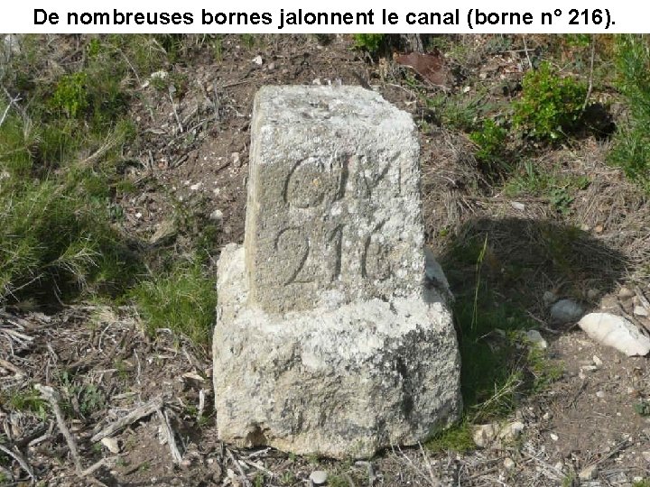 De nombreuses bornes jalonnent le canal (borne n° 216). 