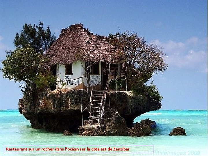 Restaurant sur un rocher dans l’océan sur la cote est de Zanzibar 