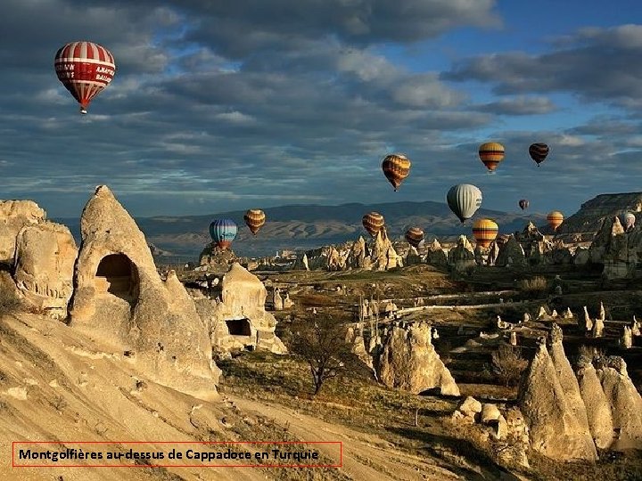 Montgolfières au-dessus de Cappadoce en Turquie 