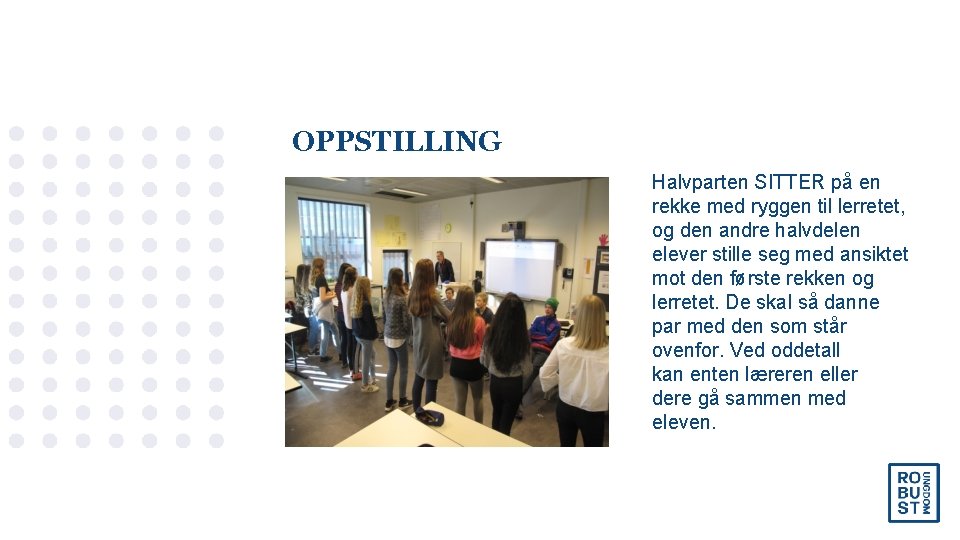 OPPSTILLING Halvparten SITTER på en rekke med ryggen til lerretet, og den andre halvdelen