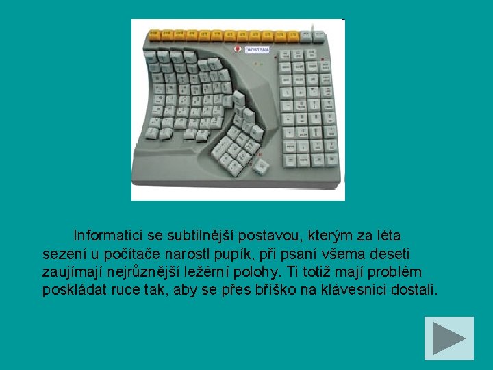 Informatici se subtilnější postavou, kterým za léta sezení u počítače narostl pupík, při psaní