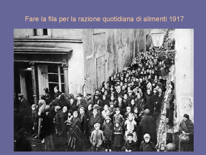 Fare la fila per la razione quotidiana di alimenti 1917 