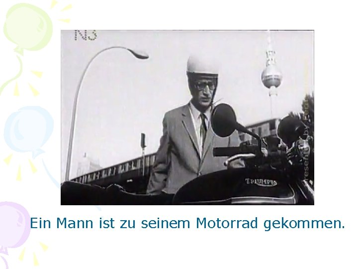 Ein Mann ist zu seinem Motorrad gekommen. 