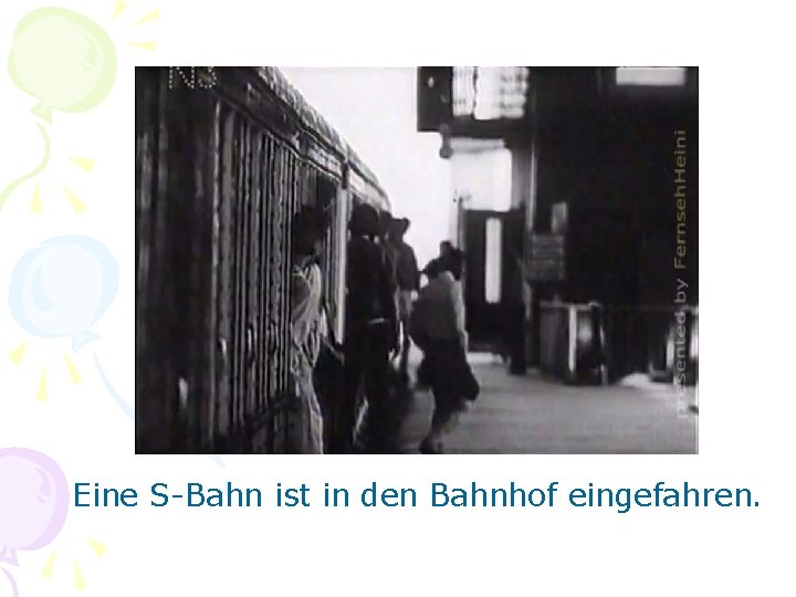 Eine S-Bahn ist in den Bahnhof eingefahren. 