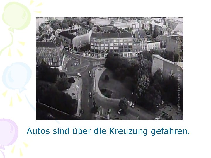 Autos sind über die Kreuzung gefahren. 