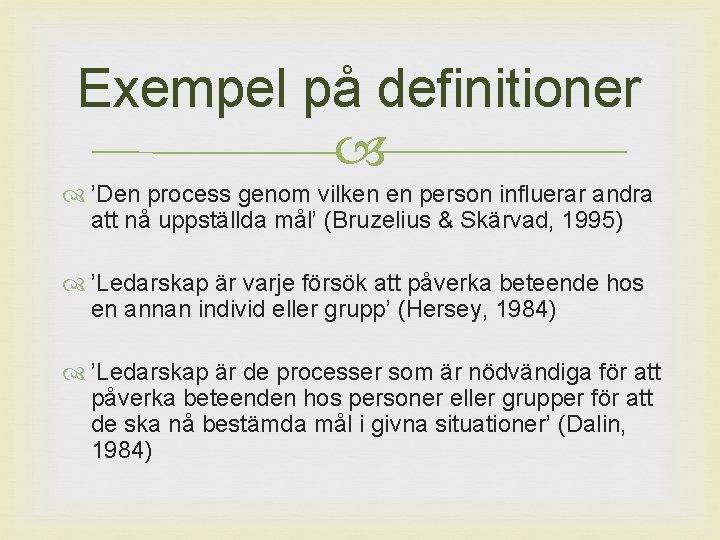 Exempel på definitioner ’Den process genom vilken en person influerar andra att nå uppställda