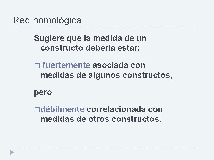 Red nomológica Sugiere que la medida de un constructo debería estar: fuertemente asociada con