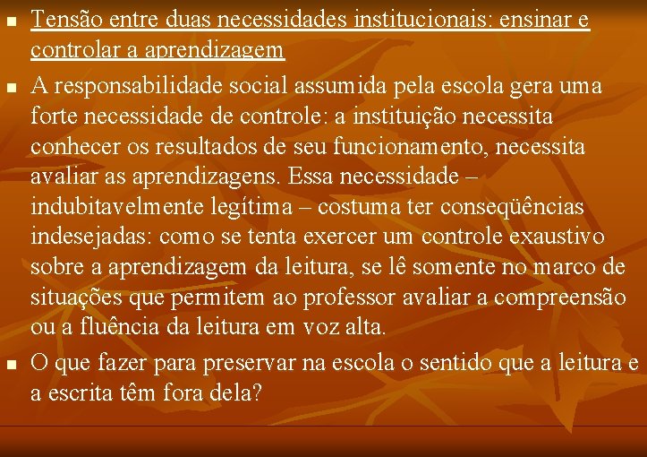 n n n Tensão entre duas necessidades institucionais: ensinar e controlar a aprendizagem A