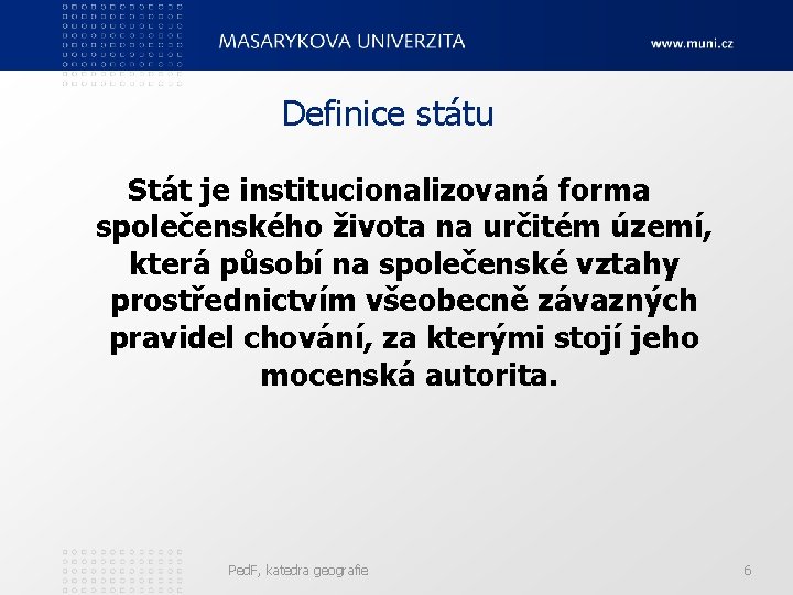 Definice státu Stát je institucionalizovaná forma společenského života na určitém území, která působí na