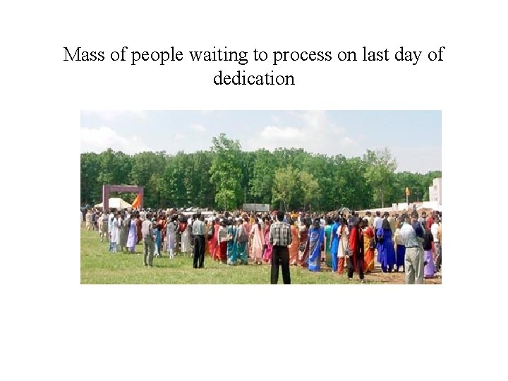 Mass of people waiting to process on last day of dedication 