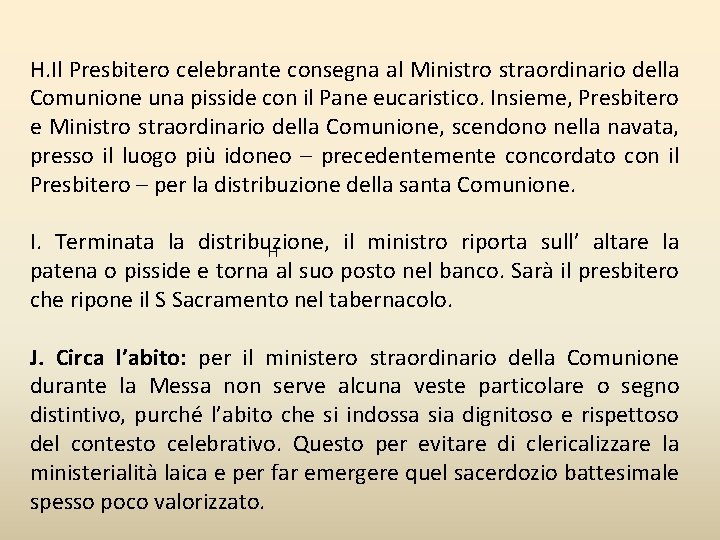 H. Il Presbitero celebrante consegna al Ministro straordinario della Comunione una pisside con il H. Il Presbitero celebrante consegna al Ministro straordinario della Comunione una pisside con il