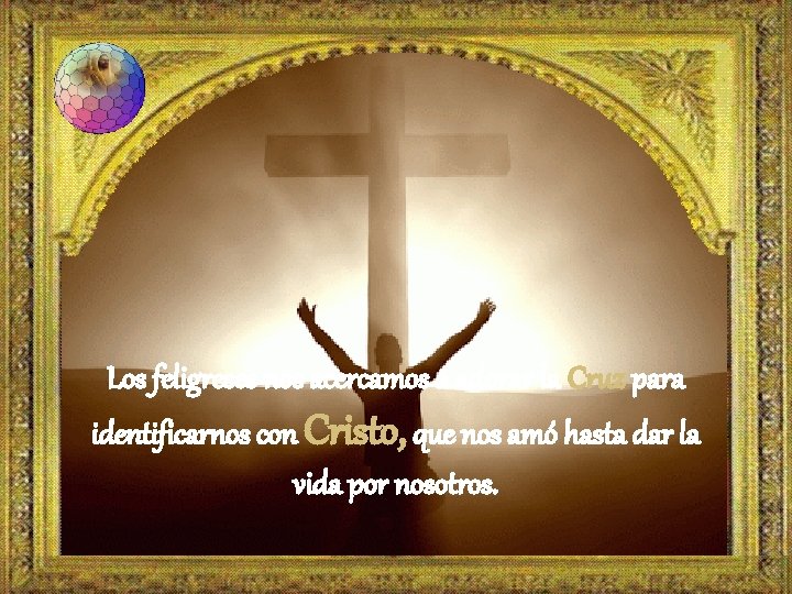 Los feligreses nos acercamos a adorar la Cruz para identificarnos con Cristo, que nos