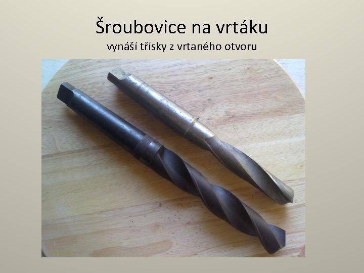 Šroubovice na vrtáku vynáší třísky z vrtaného otvoru © Zdeněk Novotný 