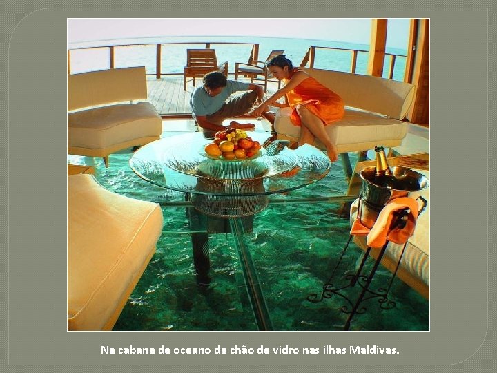Na cabana de oceano de chão de vidro nas ilhas Maldivas. 
