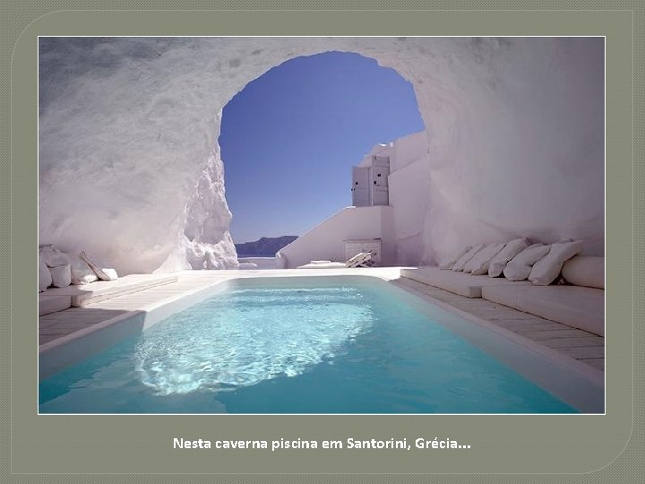 Nesta caverna piscina em Santorini, Grécia. . . 