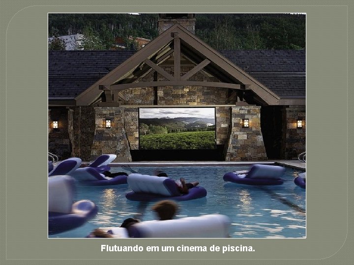 Flutuando em um cinema de piscina. 