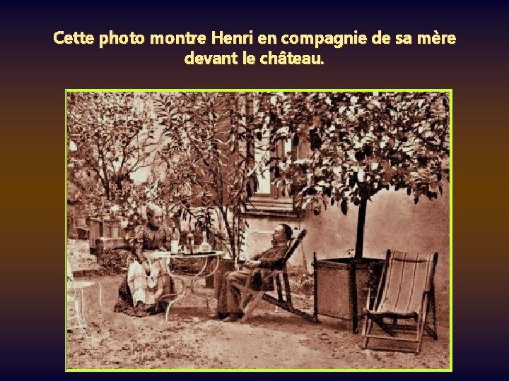 Cette photo montre Henri en compagnie de sa mère devant le château. 