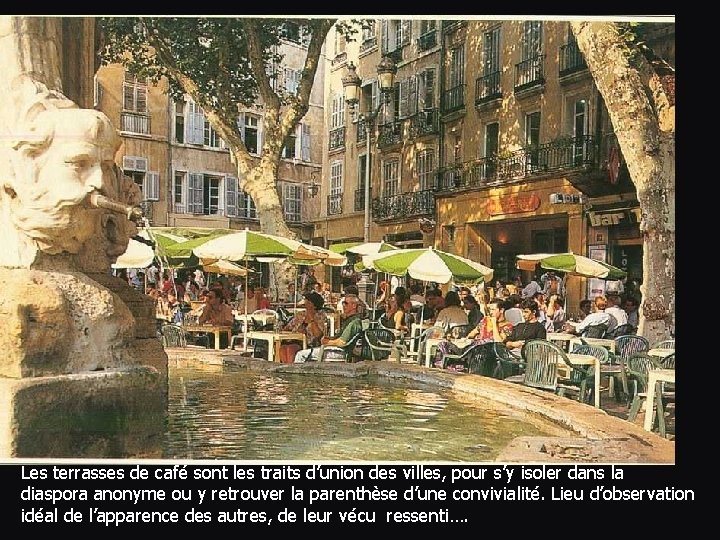 Les terrasses de café sont les traits d’union des villes, pour s’y isoler dans