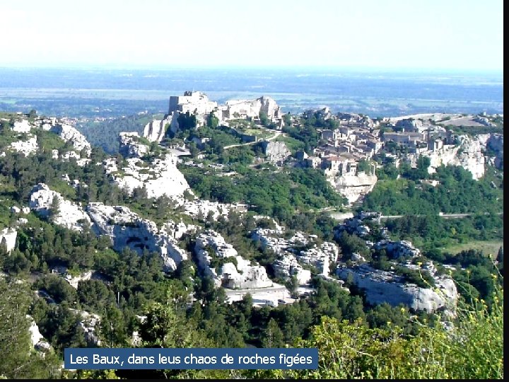 Les Baux, dans leus chaos de roches figées 