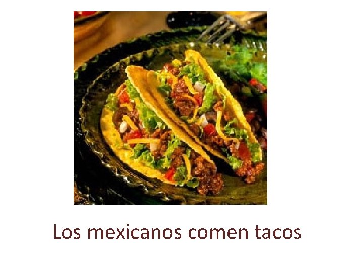 Los mexicanos comen tacos 