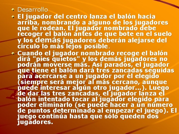 Desarrollo El jugador del centro lanza el balón hacia arriba, nombrando a alguno de