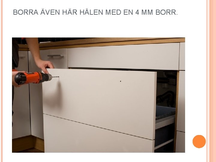 BORRA ÄVEN HÄR HÅLEN MED EN 4 MM BORR. 