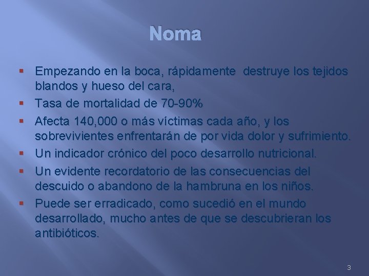 Noma § Empezando en la boca, rápidamente destruye los tejidos blandos y hueso del