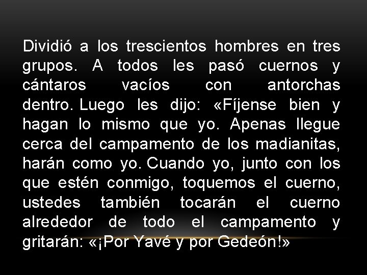 Dividió a los trescientos hombres en tres grupos. A todos les pasó cuernos y Dividió a los trescientos hombres en tres grupos. A todos les pasó cuernos y
