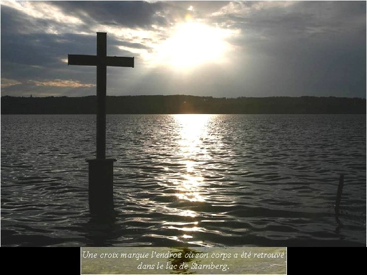 Une croix marque l'endroit où son corps a été retrouvé dans le lac de