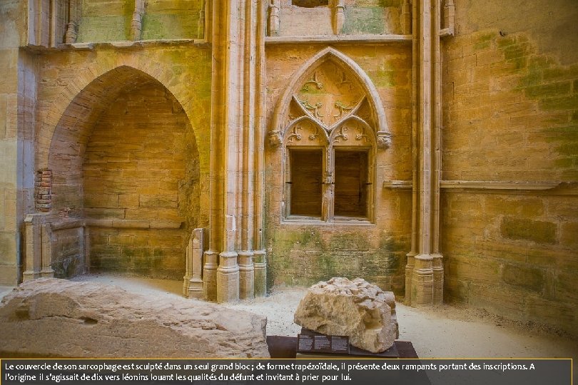 Le couvercle de son sarcophage est sculpté dans un seul grand bloc ; de