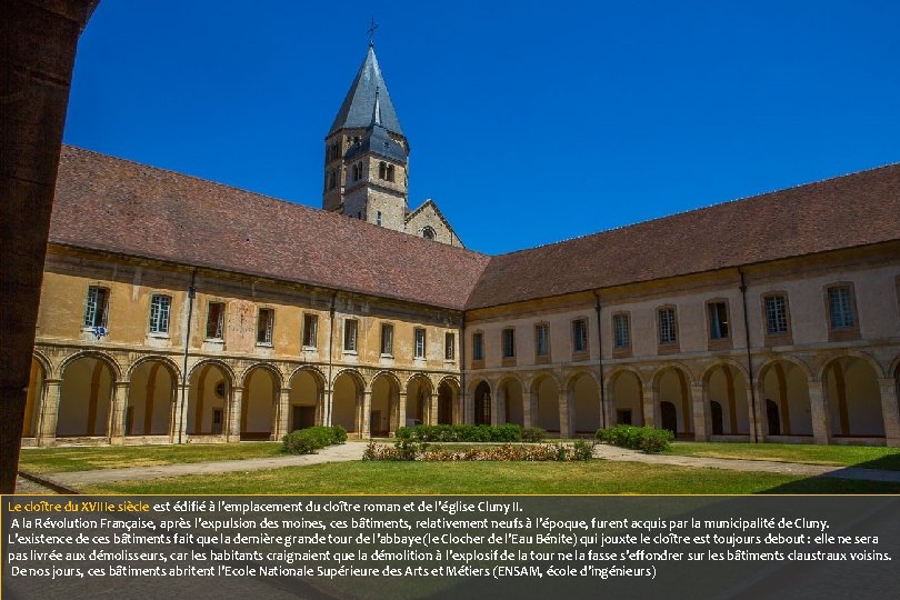 Le cloître du XVIIIe siècle est édifié à l'emplacement du cloître roman et de