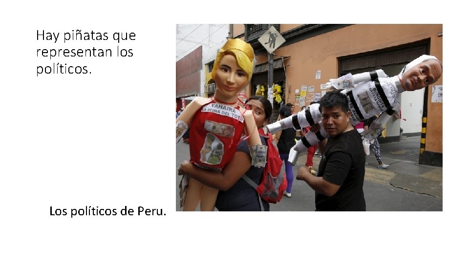 Hay piñatas que representan los políticos. Los políticos de Peru. 