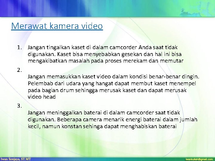 Merawat kamera video 1. Jangan tingalkan kaset di dalam camcorder Anda saat tidak digunakan.