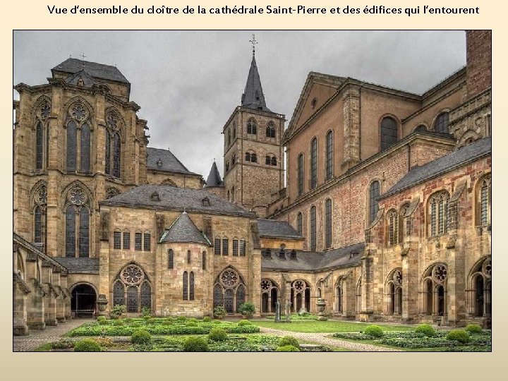 Vue d’ensemble du cloître de la cathédrale Saint-Pierre et des édifices qui l’entourent 