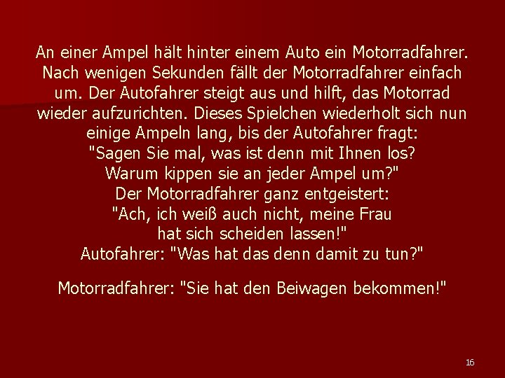 An einer Ampel hält hinter einem Auto ein Motorradfahrer. Nach wenigen Sekunden fällt der