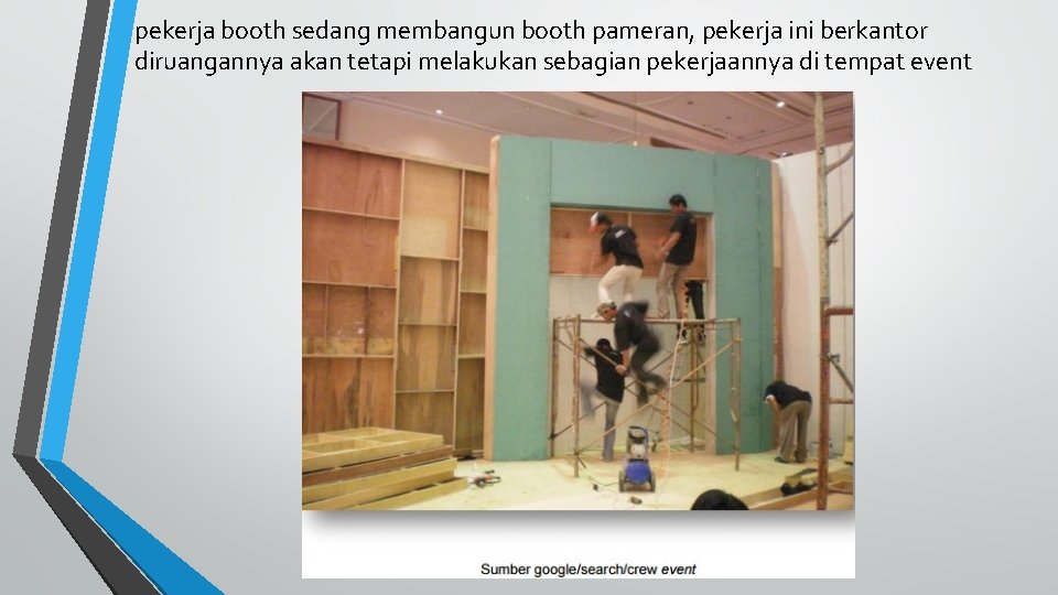 pekerja booth sedang membangun booth pameran, pekerja ini berkantor diruangannya akan tetapi melakukan sebagian