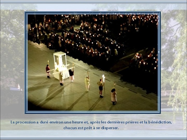 La procession a duré environ une heure et, après les dernières prières et la