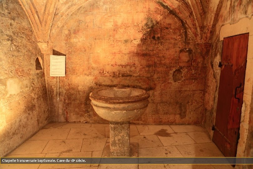 Chapelle transversale baptismale. Cuve du 18 e siècle. 