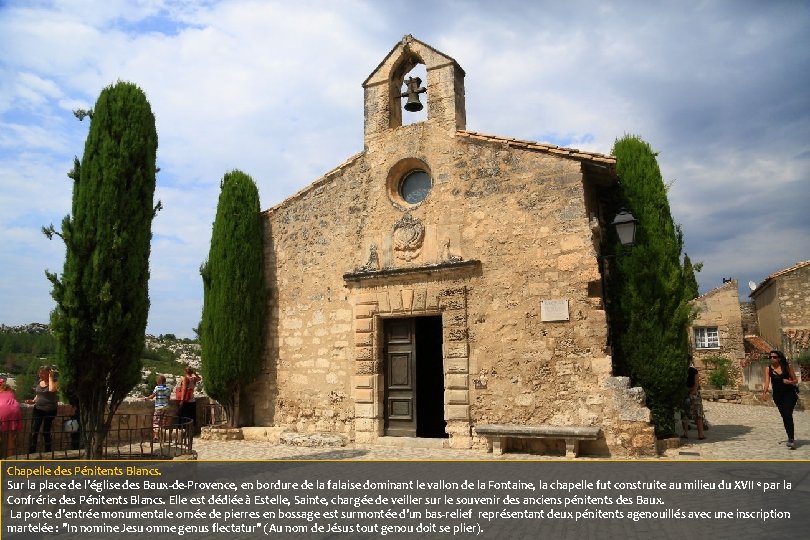 Chapelle des Pénitents Blancs. Sur la place de l'église des Baux-de-Provence, en bordure de