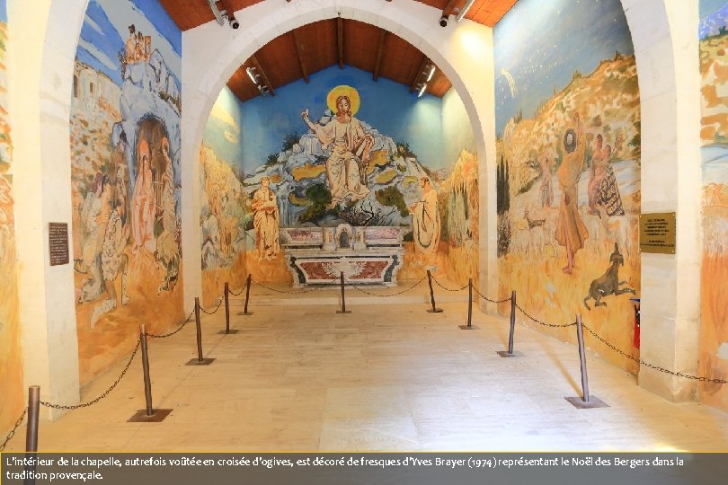 L'intérieur de la chapelle, autrefois voûtée en croisée d'ogives, est décoré de fresques d'Yves