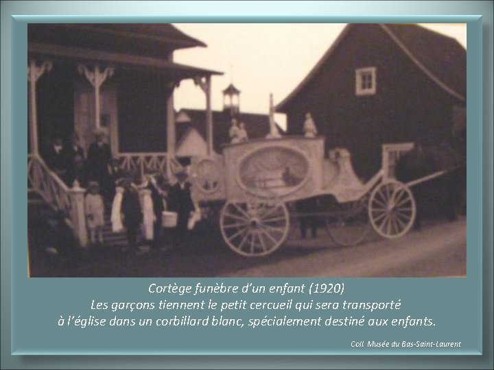 Cortège funèbre d’un enfant (1920) Les garçons tiennent le petit cercueil qui sera transporté Cortège funèbre d’un enfant (1920) Les garçons tiennent le petit cercueil qui sera transporté