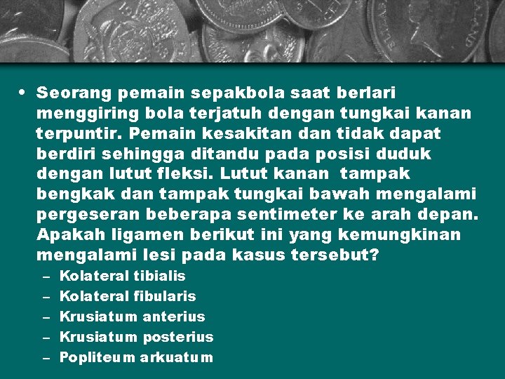  • Seorang pemain sepakbola saat berlari menggiring bola terjatuh dengan tungkai kanan terpuntir.