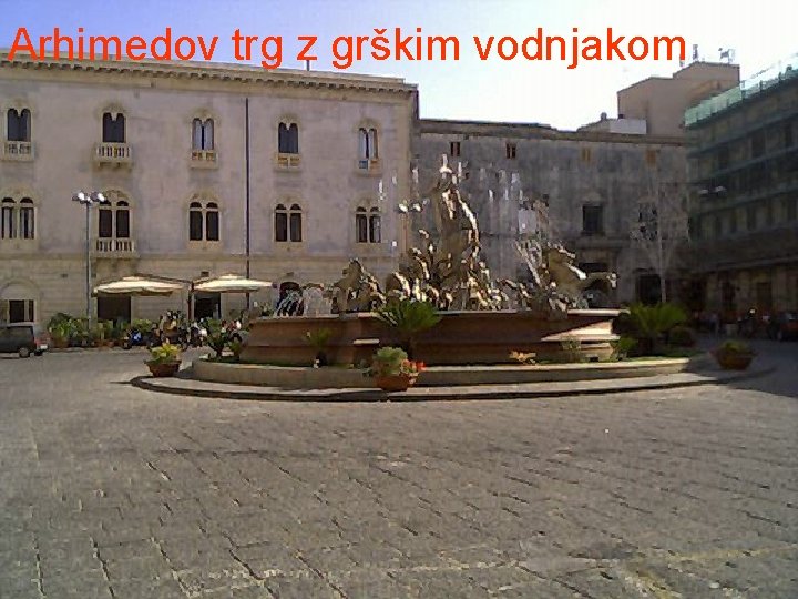 Arhimedov trg z grškim vodnjakom 