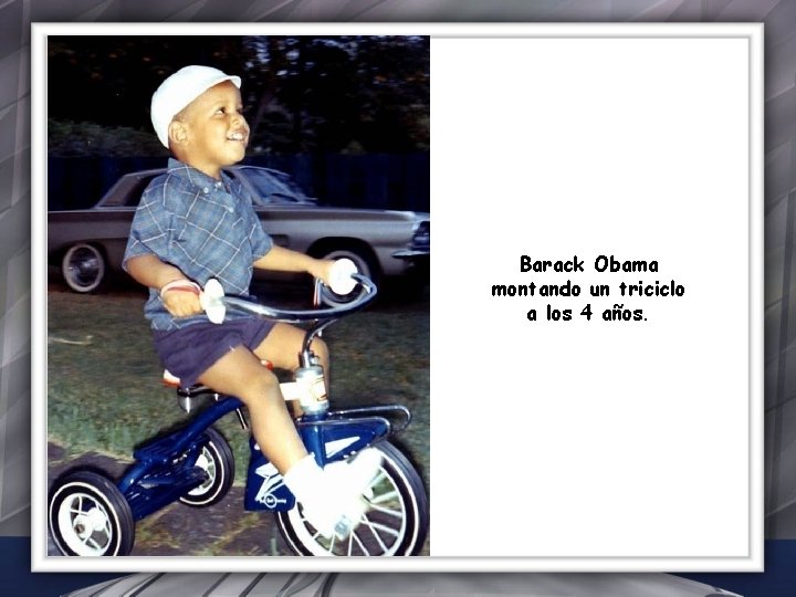 Barack Obama montando un triciclo a los 4 años. 