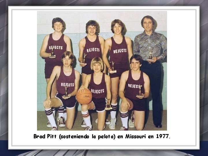 Brad Pitt (sosteniendo la pelota) en Missouri en 1977. 