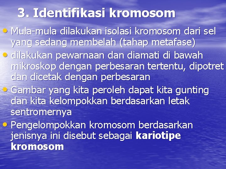 3. Identifikasi kromosom • Mula-mula dilakukan isolasi kromosom dari sel yang sedang membelah (tahap