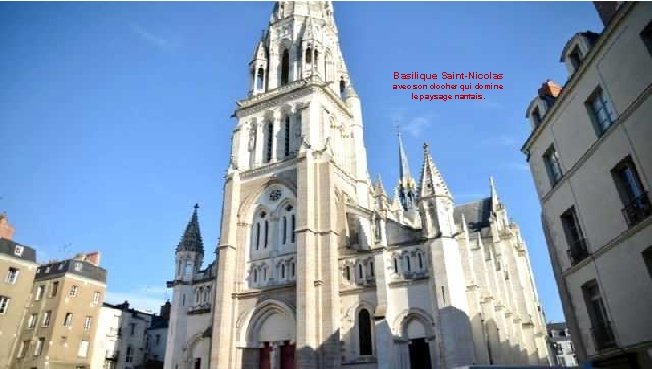 Basilique Saint-Nicolas avec son clocher qui domine le paysage nantais. 