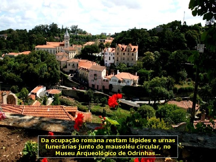 Da ocupação romana restam lápides e urnas funerárias junto do mausoléu circular, no Museu